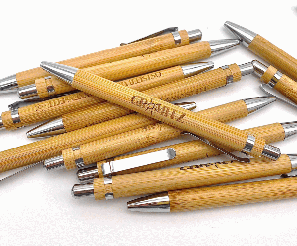 Kugelschreiber aus Holz mit Gravur Grömitz