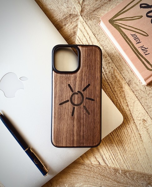 IPhone Hülle aus Holz mit Gravur Grömitzsonne - Nussbaum